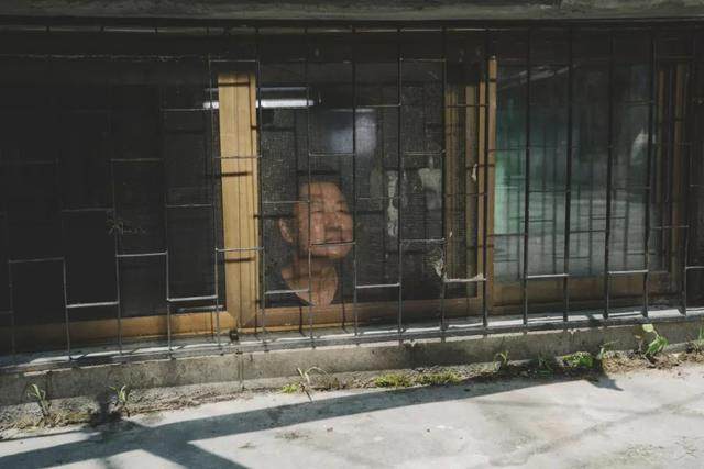 富人住混凝土豪华住宅，穷人睡地下室，贫富差距是个永恒的话题-6.jpg