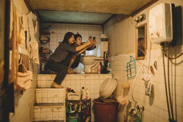 富人住混凝土豪华住宅，穷人睡地下室，贫富差距是个永恒的话题-11.jpg