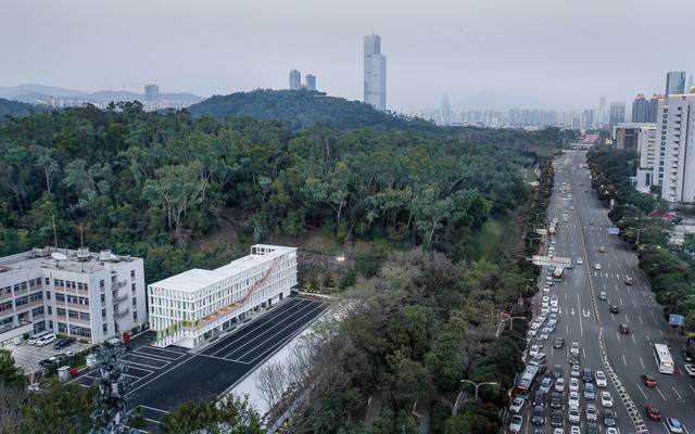 深圳莲花山公交总站改造，开放且立体的幕墙，呼应周边绿色环境-1.jpg