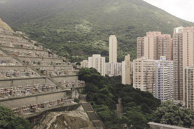 建築摄影師finbarr fallon用镜头记录香港的高密度垂直墓地-6.jpg