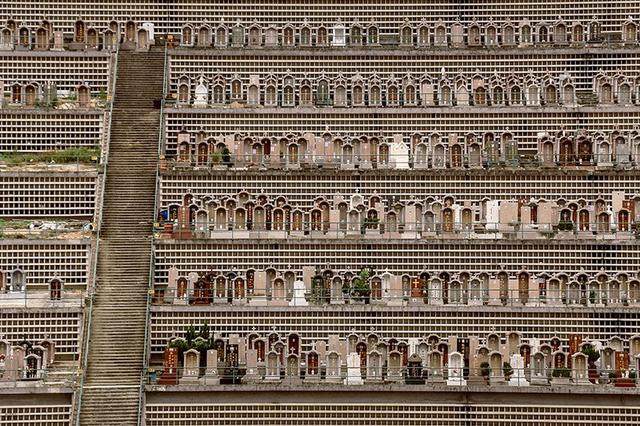 建築摄影師finbarr fallon用镜头记录香港的高密度垂直墓地-11.jpg