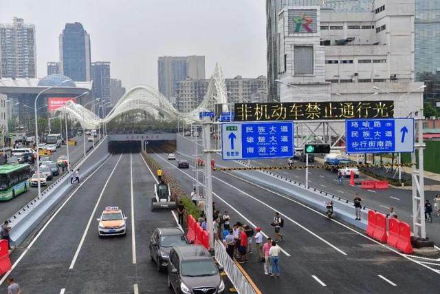 武汉建成亚洲最大城市地下综合体 -- 光谷广场综合体-8.jpg