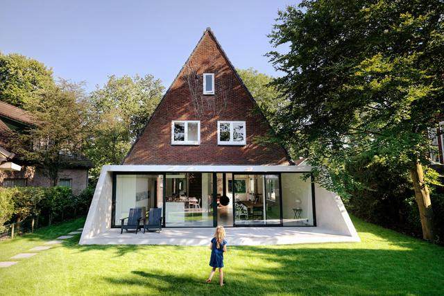 巧妙的空间设计将一栋背光的荷兰房屋变成了光线充足的家庭住宅空间-3.jpg