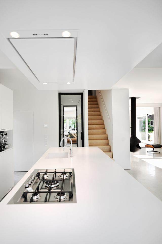 巧妙的空间设计将一栋背光的荷兰房屋变成了光线充足的家庭住宅空间-8.jpg