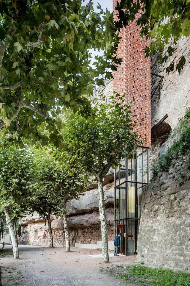 嵌于悬崖上，连接中世纪城堡与现代聚落：Gironella 历史古城入口-17.jpg