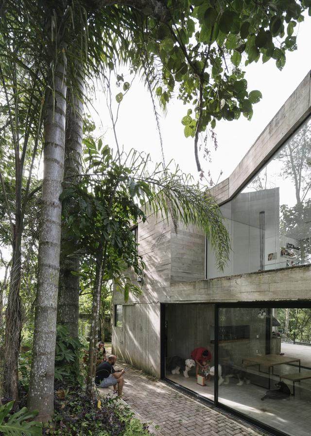 如山野林间久经风化的石头：巴西皮坦加住宅空间-5.jpg