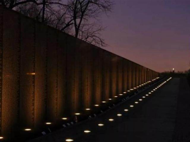 “黑色的墙”似一道伤疤，揭示着美国历史黑暗的一页I越战纪念碑-15.jpg