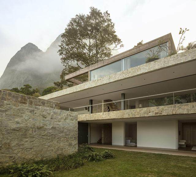 在巴西，海景和石墙塑造了一座奢华的现代住宅空间-18.jpg