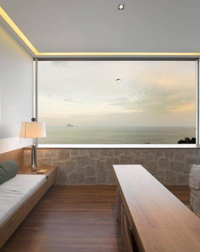 在巴西，海景和石墙塑造了一座奢华的现代住宅空间-30.jpg