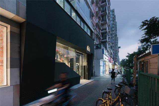 神奇建築研究室丨“宇宙中心”的非典型零售空间-素人皮具北京五道口店-1.jpg