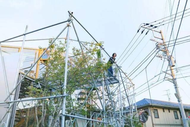 她在富人区买地，却把家造得像烂尾楼：人不能住得太舒服-12.jpg