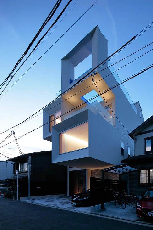 高高耸立，轻轻勾勒出一幅幅框景：京都混凝土立方体住宅空间-2.jpg