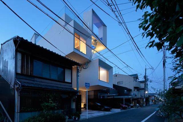 高高耸立，轻轻勾勒出一幅幅框景：京都混凝土立方体住宅空间-3.jpg