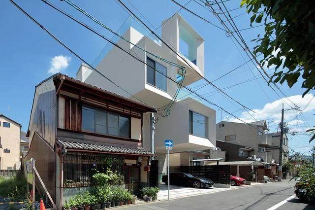 高高耸立，轻轻勾勒出一幅幅框景：京都混凝土立方体住宅空间-4.jpg