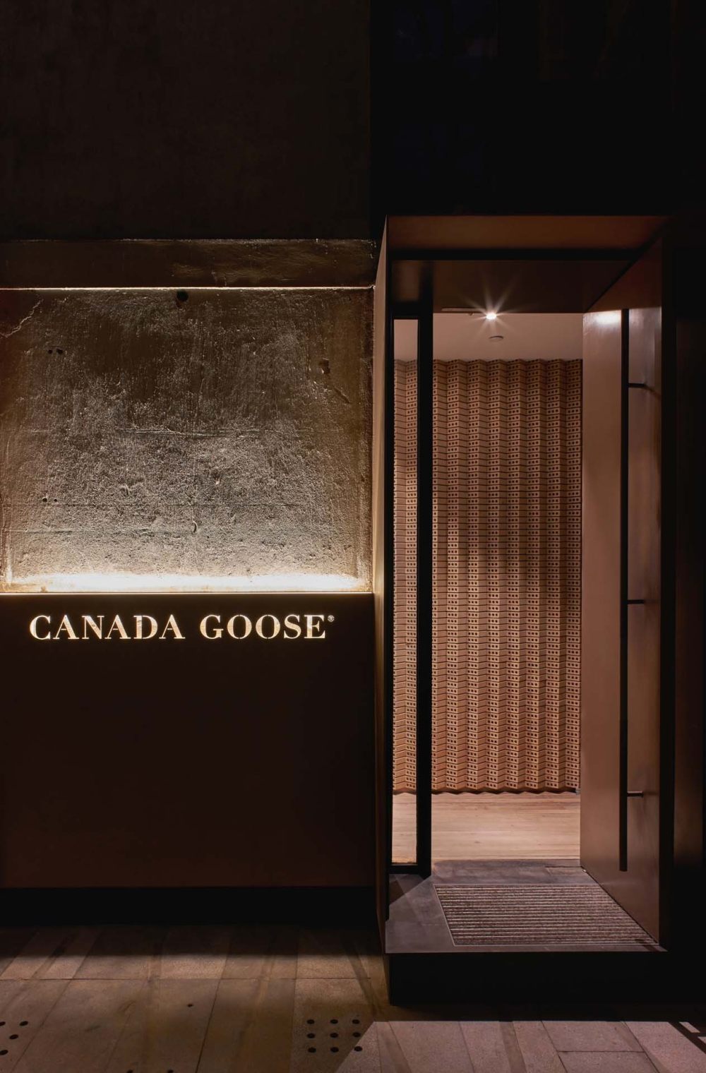 CANADAGOOSE-ROOMOO-00-8.jpg