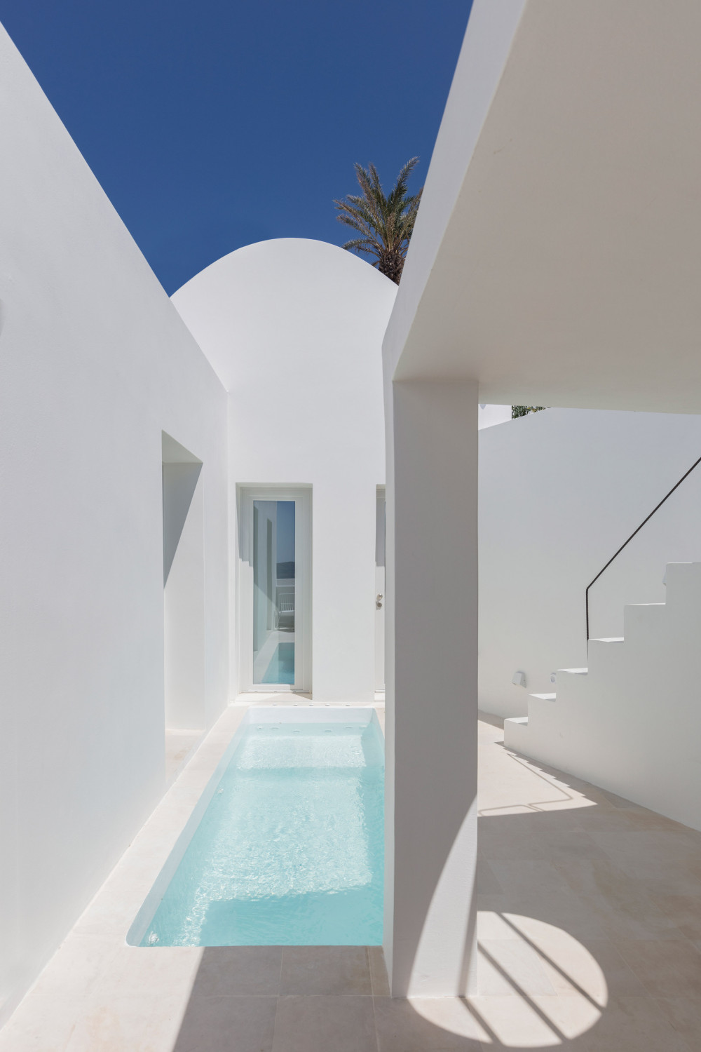 two_holiday_residences_fira_kapsimalis_architects_santorini_greece_dezeen_2364_col_1.jpg