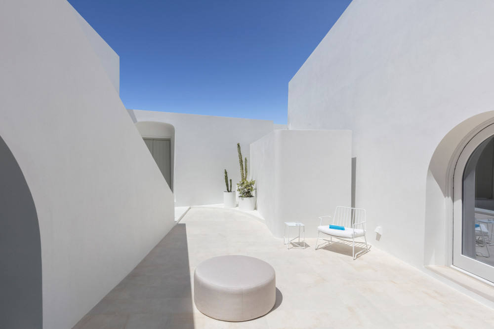 holiday home丨 Kapsimalis Architects_two_holiday_residences_fira_kapsimalis_architects_santorini_greece_dezeen_2364_col_7.jpg