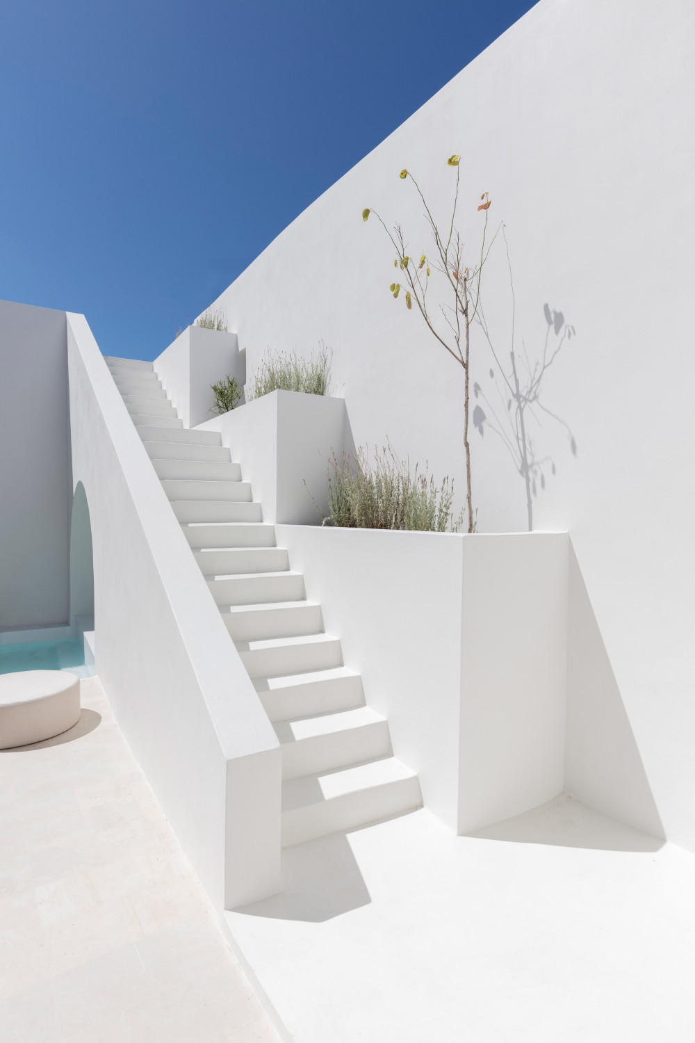 two_holiday_residences_fira_kapsimalis_architects_santorini_greece_dezeen_2364_col_8.jpg