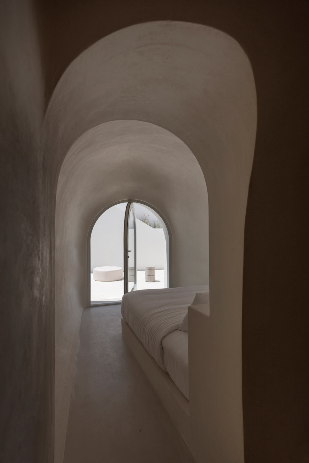 two_holiday_residences_fira_kapsimalis_architects_santorini_greece_dezeen_2364_col_12.jpg