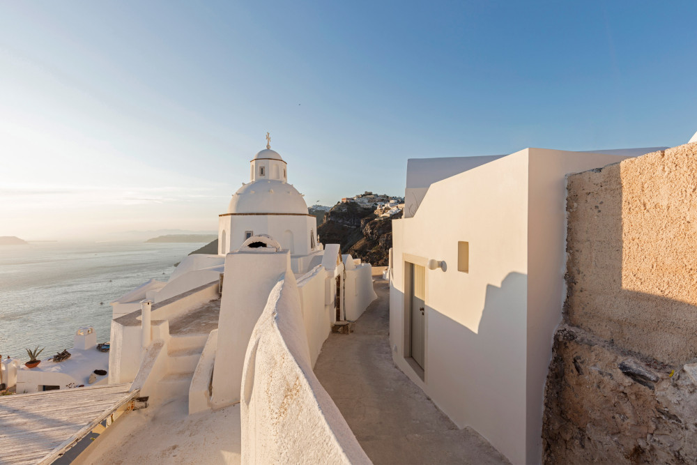 two_holiday_residences_fira_kapsimalis_architects_santorini_greece_dezeen_2364_col_20.jpg