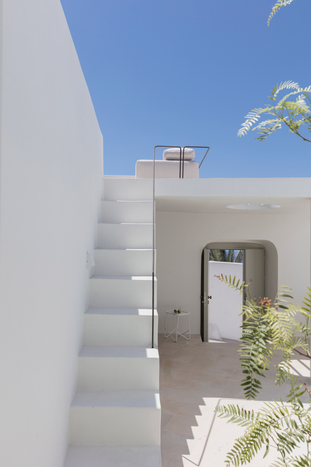 two_holiday_residences_fira_kapsimalis_architects_santorini_greece_dezeen_2364_col_21.jpg