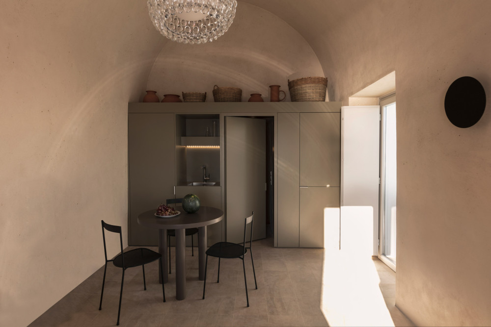 two_holiday_residences_fira_kapsimalis_architects_santorini_greece_dezeen_2364_col_24.jpg