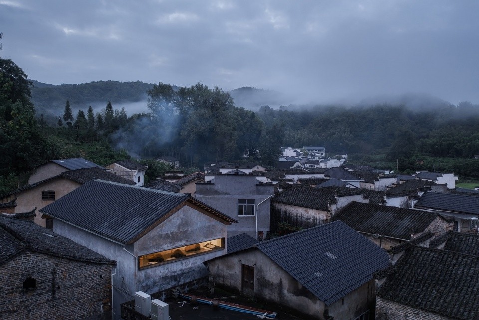 052-t-roof-nan-cafe-in-taoyuan-village-qimen-china-by-atelier-lai-960x642.jpg