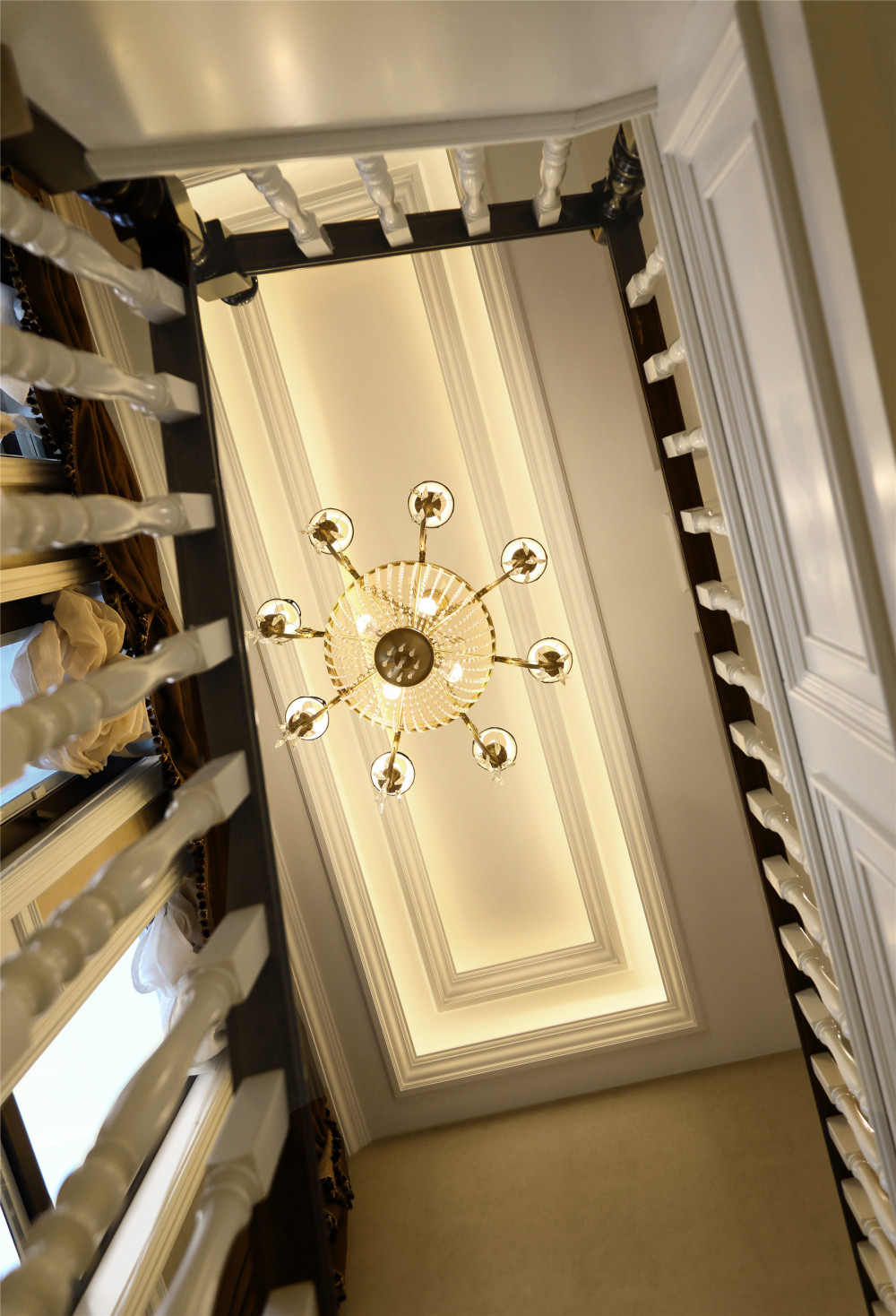 靡丽_挑空的楼梯间使得流线更富戏剧性，三步一景，五步一亮点。