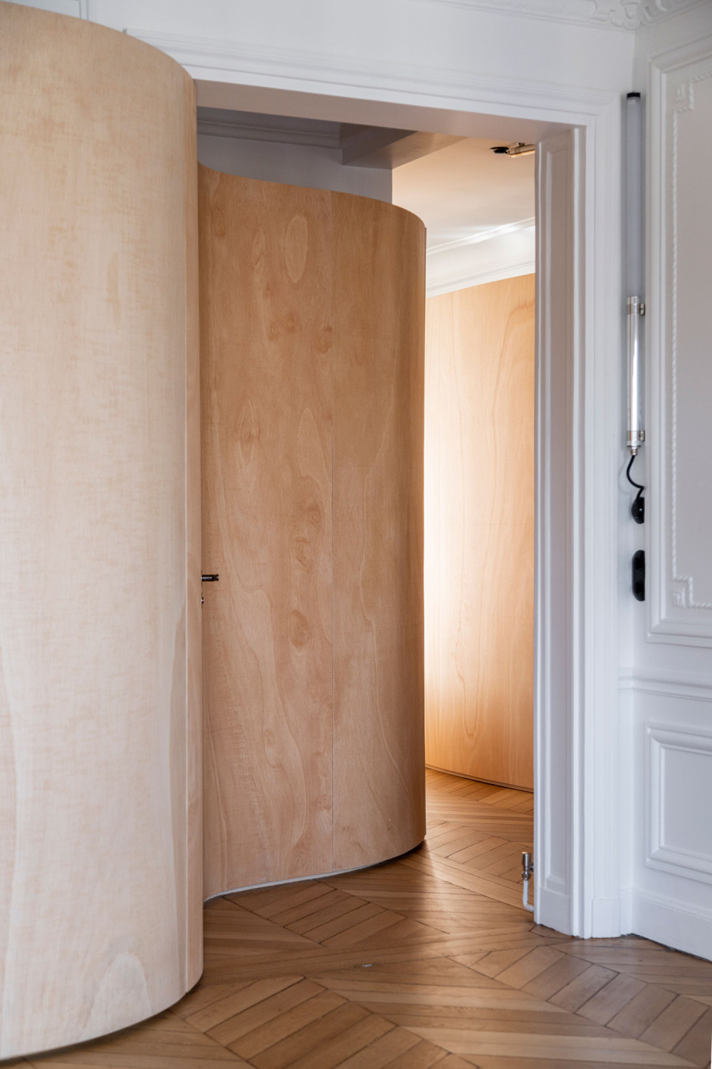 Wooden-Ribbon-Paris-Apartment-Renovation-Gabrielle-Toledano-Architects-2.jpg