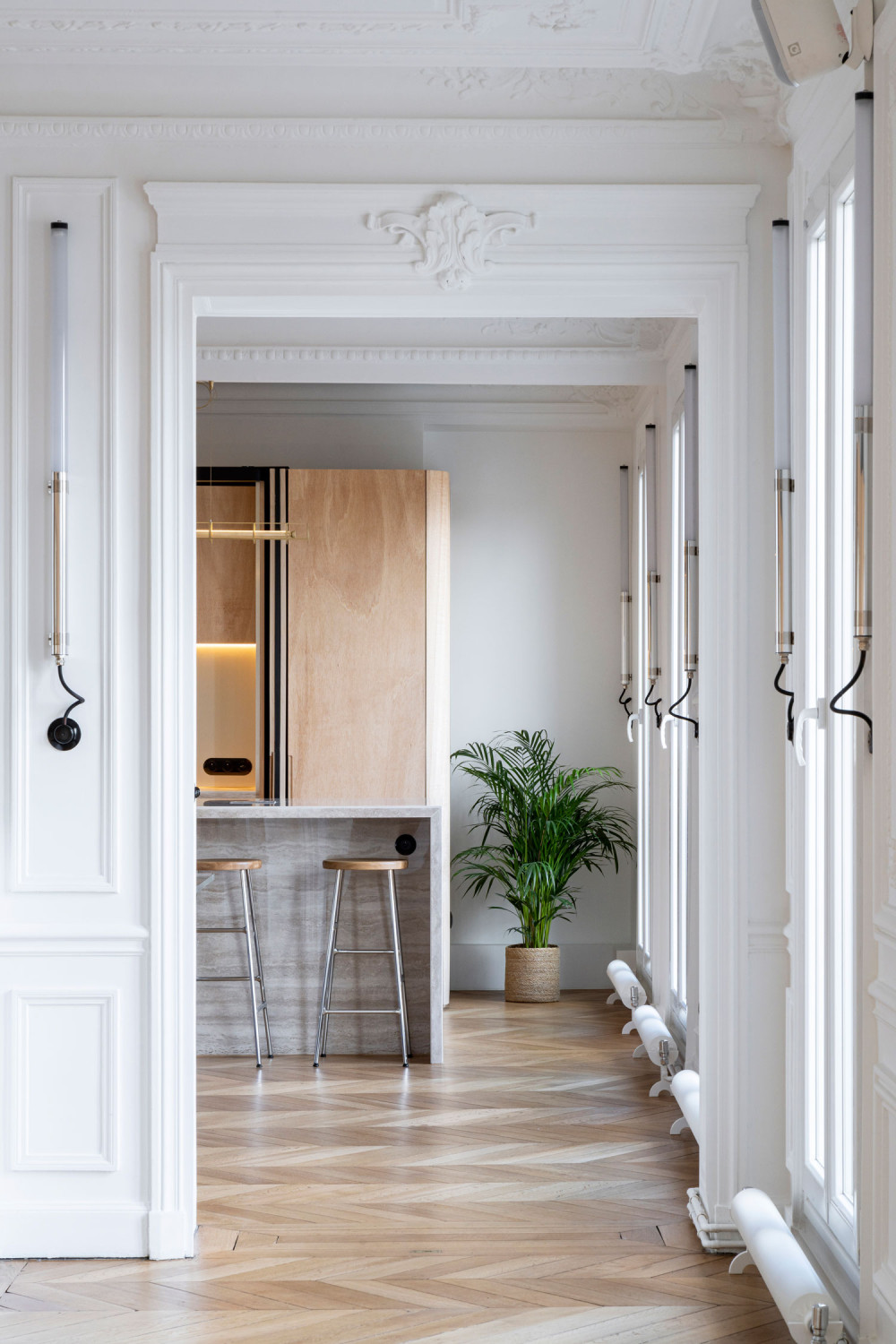 Wooden-Ribbon-Paris-Apartment-Renovation-Gabrielle-Toledano-Architects-11.jpg