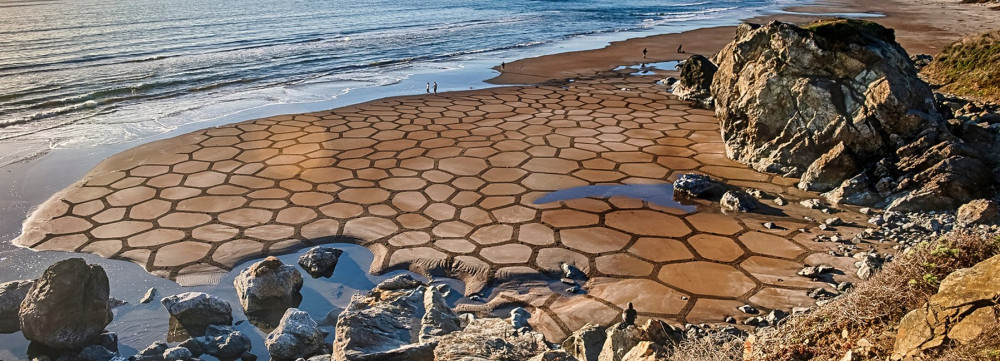 andres-amador-sand-drawings-beach-designboom-1800.jpg