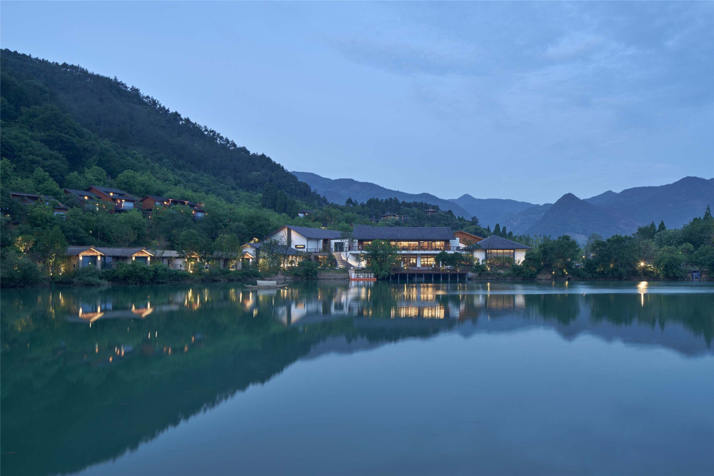 杭州富春开元芳草地乡村酒店（中国美术学院风景建筑设计研究总院）设计_从湖面看酒店整体.jpg