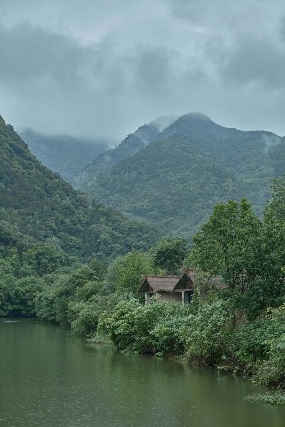 杭州富春开元芳草地乡村酒店（中国美术学院风景建筑设计研究总院）设计_茅草屋与山水的关系.jpg