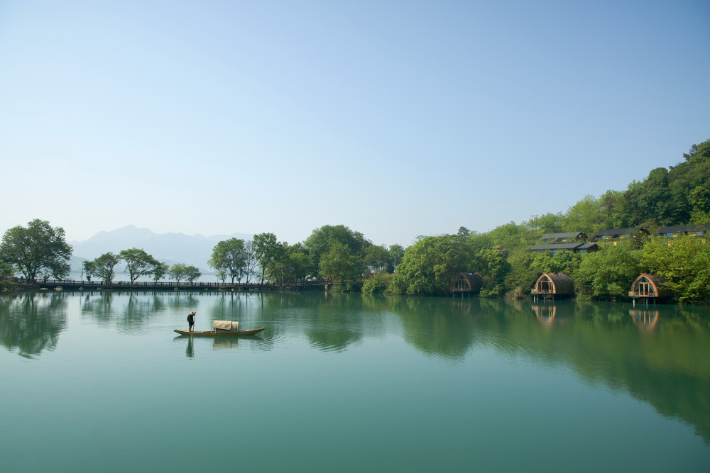 富春江船屋（中国美术学院风景建筑设计研究总院）设计_船屋与堤岸关系.jpg