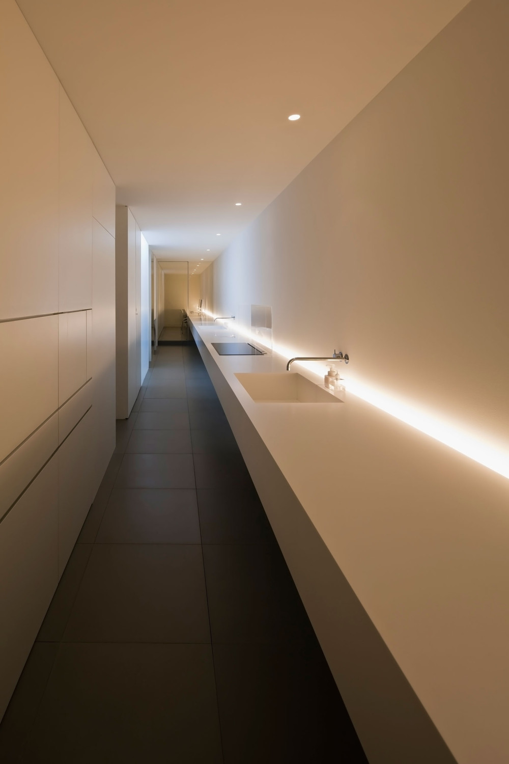 MINIMALIST-HOUSE-07.jpg