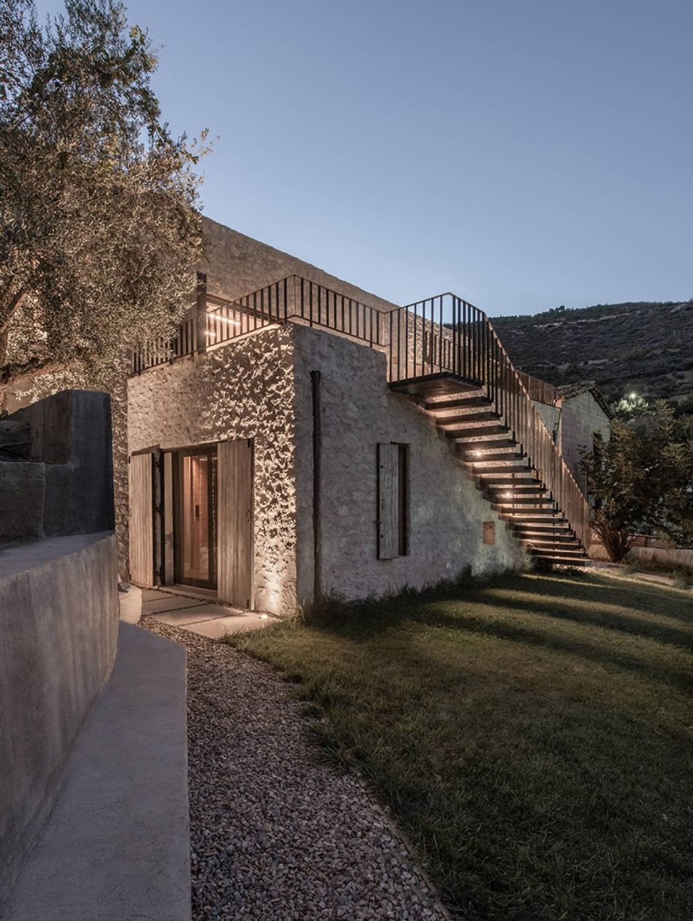 6-evening-view-towards-olive-tree-atrium-photo-by-athina-souli-1280x1700-crop-1-q70.jpg