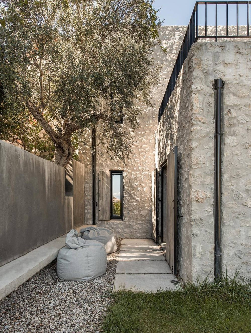 7-morning-view-towards-olive-tree-atrium-photo-by-athina-souli-1280x1700-crop-1-q70.jpg