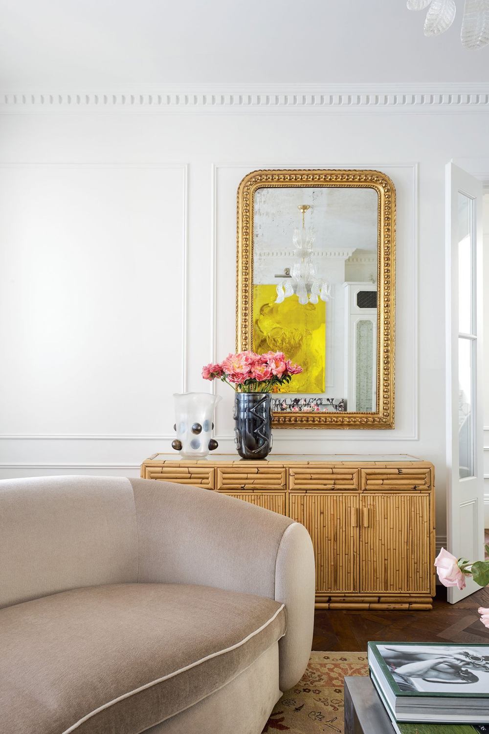 34 chic ways to style mantelpieces, from the world’s most stylish homes-13.jpg