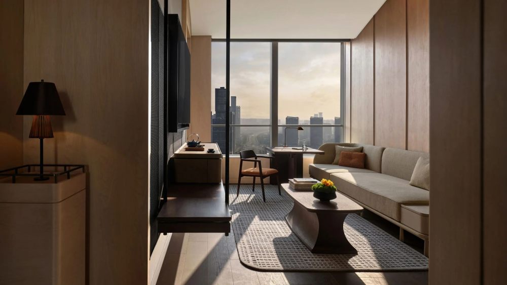 南京河西安达仕酒店 Andaz Nanjing Hexi_NKGAZ-P0014-Andaz-Deluxe-Suite-Living-Room.16x9.jpg