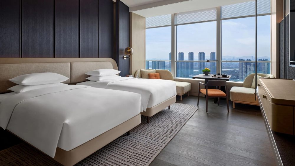 南京河西安达仕酒店 Andaz Nanjing Hexi_NKGAZ-P0011-Deluxe-Guestroom-Two-Twin-Beds.16x9.jpg