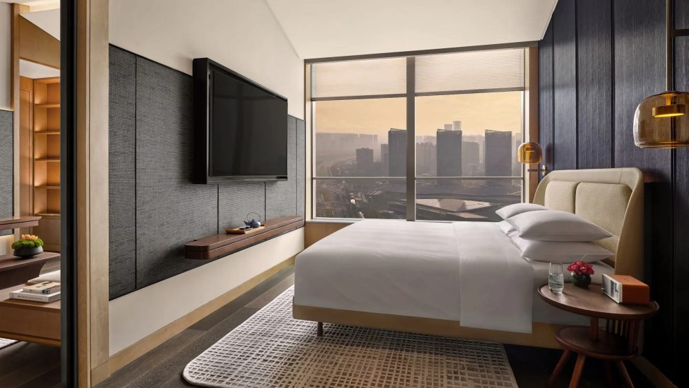 南京河西安达仕酒店 Andaz Nanjing Hexi_NKGAZ-P0015-Andaz-Deluxe-Suite-River-View-Bedroom.16x9.jpg