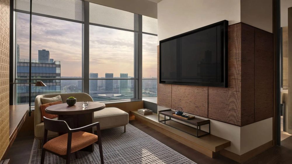 南京河西安达仕酒店 Andaz Nanjing Hexi_NKGAZ-P0016-Andaz-Suite-Living-Room-Television.16x9.jpg