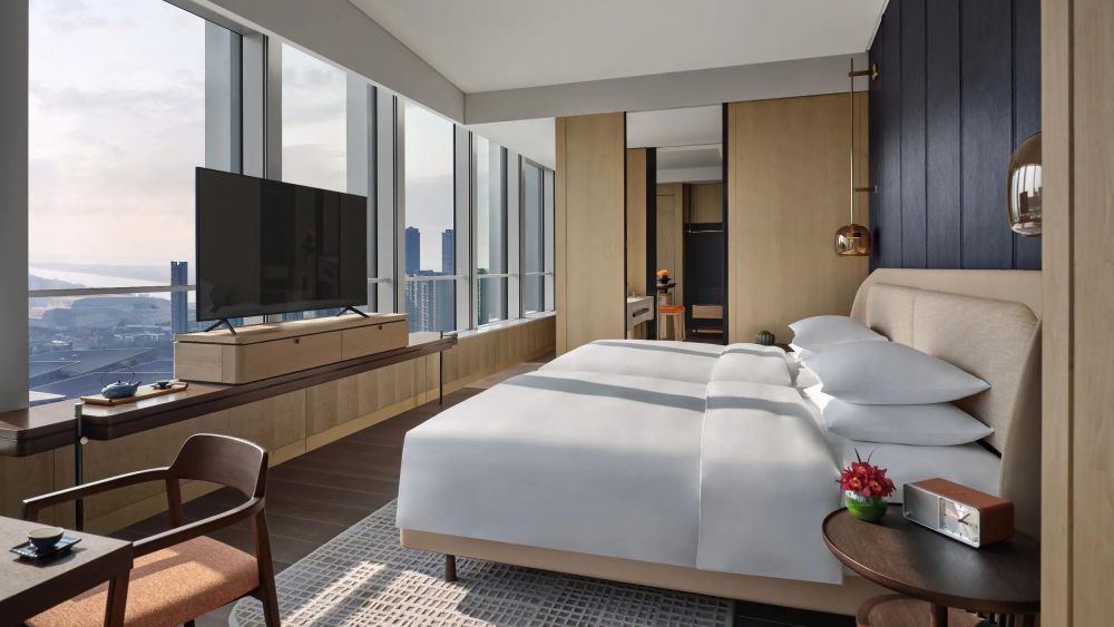 南京河西安达仕酒店 Andaz Nanjing Hexi_NKGAZ-P0021-Twin-Beds-Premier-River-View-Bedroom.16x9.jpg