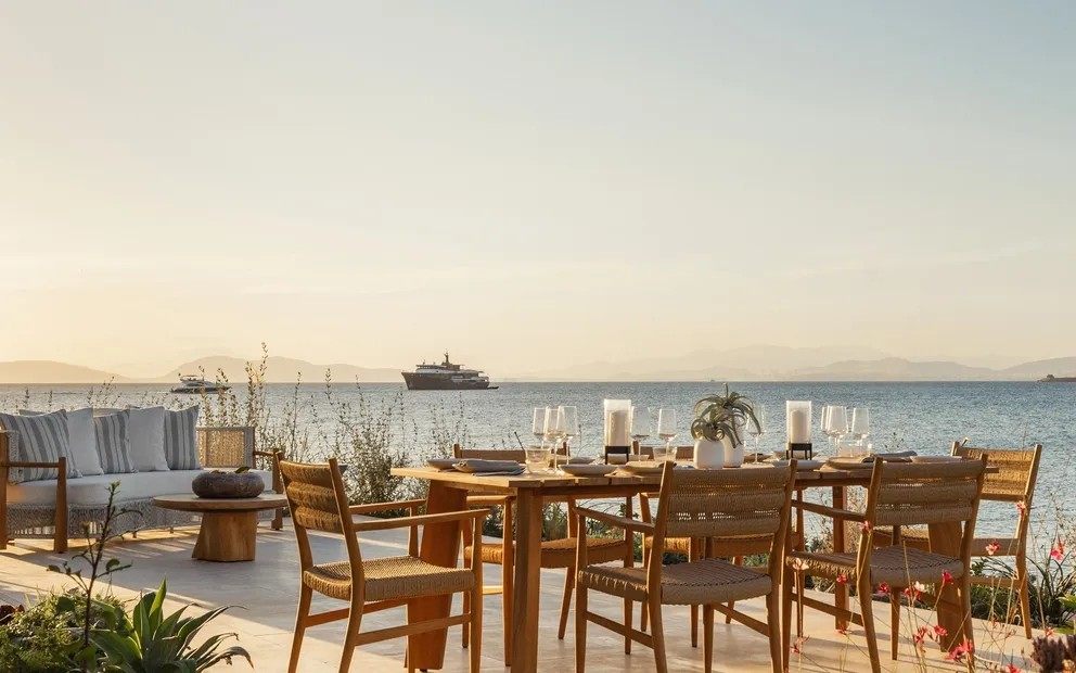 雅典里维埃拉唯逸度假酒店 One&Only Aesthesis_ooaa-avli-residence-seafront-outdoor-dining-crop.webp.jpg