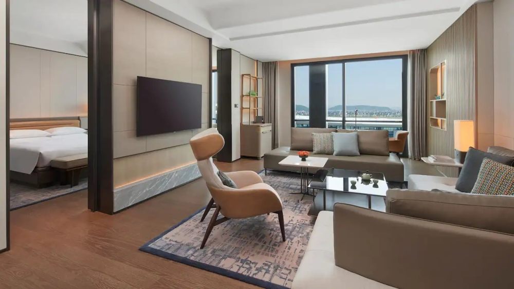 杭州国际机场凯悦酒店  Hyatt Regency Hangzhou International Airport_HGHRH-P0003-Regency-Suite-Livingroom.16x9.webp.jpg