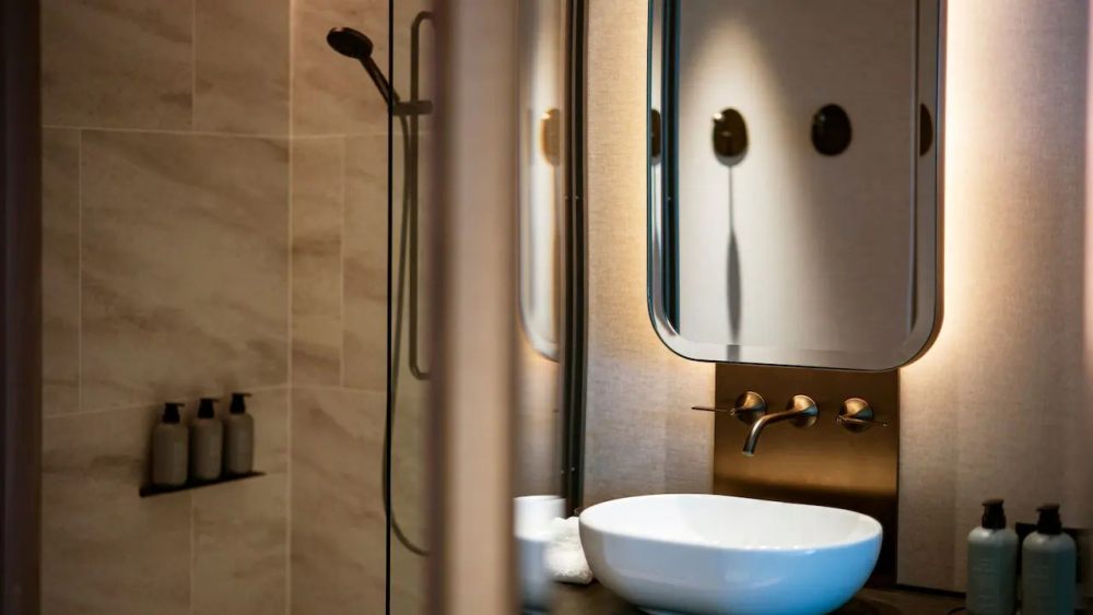 虎之門之丘酒店 Hotel Toranomon Hills_TYOUB-P0006-Twin-Deluxe-Bathroom-Sink.16x9.webp.jpg