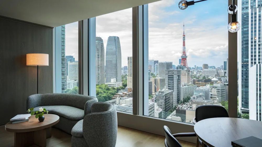 虎之門之丘酒店 Hotel Toranomon Hills_TYOUB-P0009-Deluxe-Corner-Suite-King-with-Tower-View-Living-Room-Windows.16x9.webp.jpg