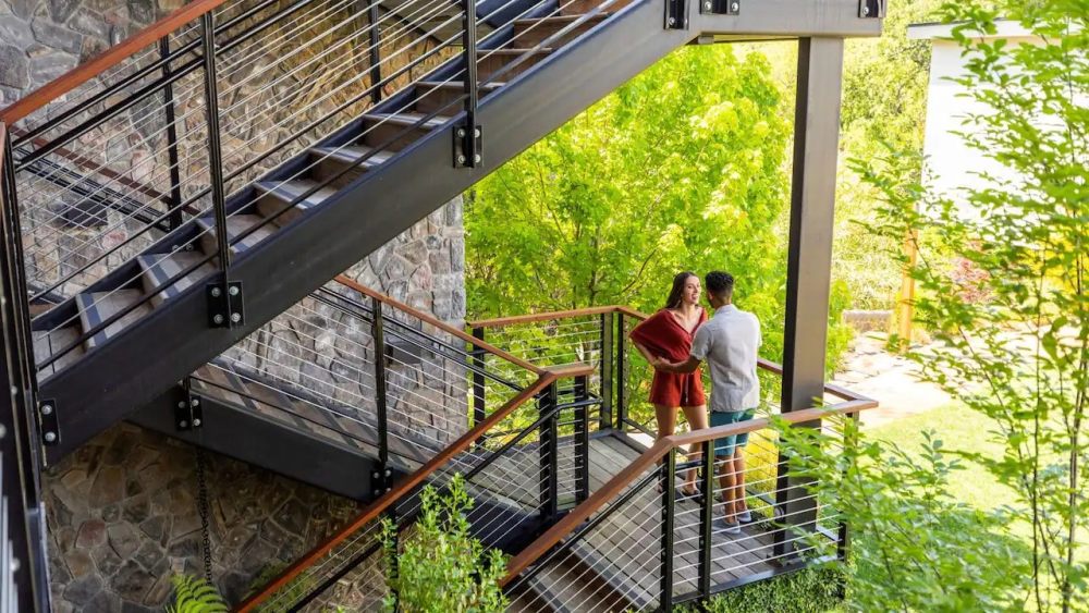 纳帕谷阿丽拉酒店 Alila Napa Valley_APCAL-P0117-Couple-Staircase.16x9.webp.jpg