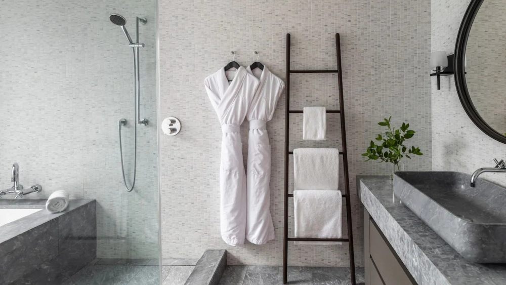 纳帕谷阿丽拉酒店 Alila Napa Valley_APCAL-P0151-ADA-Bathroom-Robes.16x9.webp.jpg
