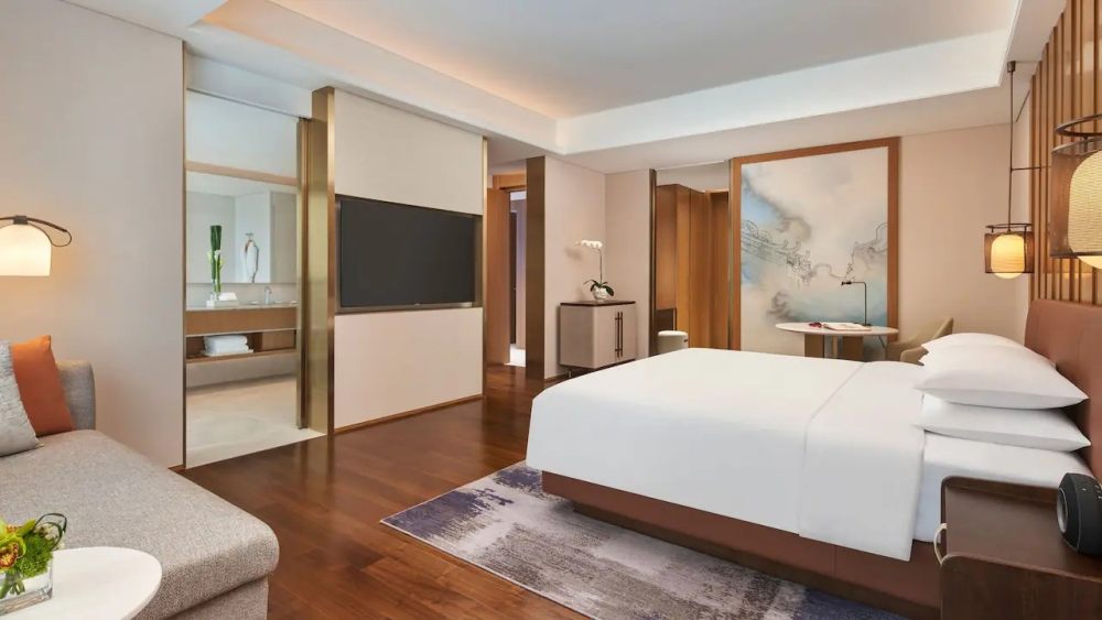 广州增城凯悦酒店 Hyatt Regency Guangzhou Zengcheng_CANHR-P0036-Executive-Regency-Suite-Bedroom.16x9.webp.jpg
